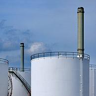 Opslagtanks van olieraffinaderij uit de petrochemie in de Antwerpse haven, België
